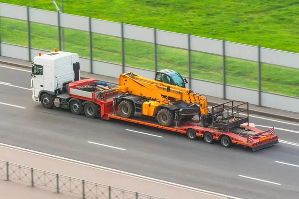 Caminhão Com Plataforma Reboque Transporta Equipamentos Com Plataforma Elevador Hidráulicos — Fotografia de Stock