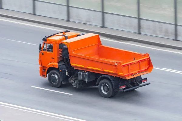 Camión Basura Naranja Con Cuerpo Vacío Cepillo Limpieza Carreteras Conduce — Foto de Stock