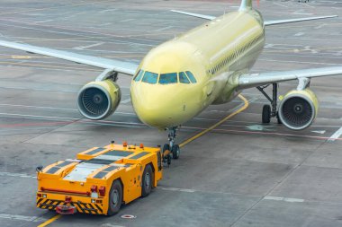 Jet motoru çekiliyor ve fırlatılıyor Yolcu uçağı