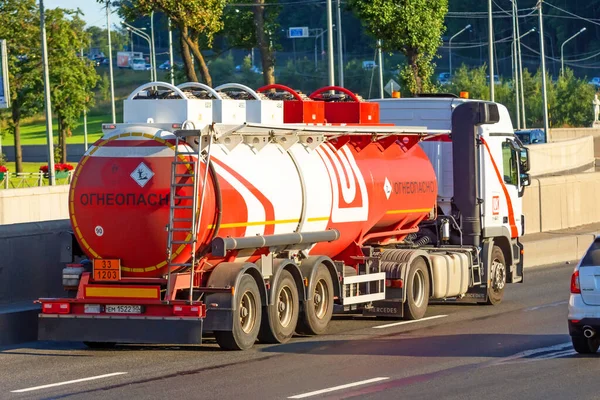 Pesado Caminhão Petroleiro Grande Lukoil Empresa Estrada Cidade Rússia São — Fotografia de Stock