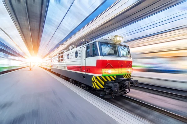 Locomotiva Elettrica Locomotiva Principale Parte Dalla Stazione Della Città Sotto — Foto Stock