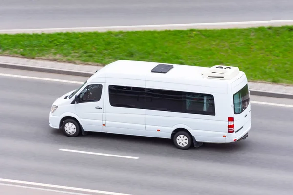 Biały Minibus Jedzie Ulicę Autostrady Miasta — Zdjęcie stockowe