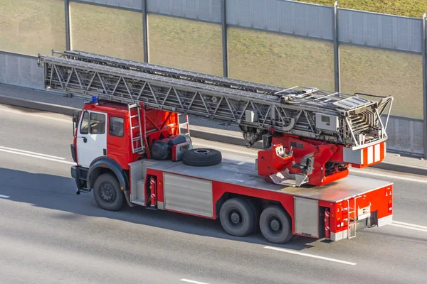 Camion Dei Pompieri Con Scale Retrattili Autostrada — Foto Stock