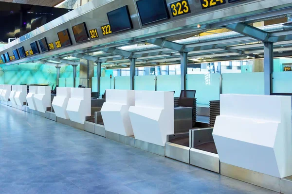 Balcões Check Vazios Para Entrega Bagagem Com Caminhos Cancelados Terminal — Fotografia de Stock