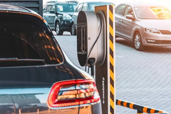 Bijtanken Voor Elektrische Auto Mobiliteit Elektrische Stekker Onder Spanning Herstelt — Stockfoto