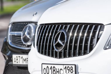 Beyaz Mercedes-Benz V sınıfı, park yerinde arka arkaya öndeki minivan. Rusya, Saint-Petersburg. 14 Mayıs 2020