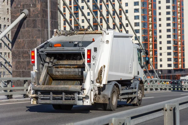Caminhão Lixo Dirigindo Estrada Cidade Vista Traseira — Fotografia de Stock