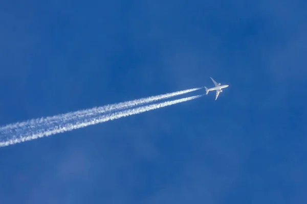 Airplanes Leaving Contrail Trace Turns Clear Blue Sky — Stock Photo, Image