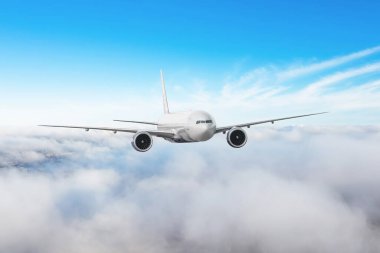 Yolcu uçakları alçak stratus bulutları boyunca uçar.