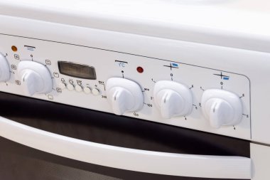 Isı regülatörleri elektrikli sobaları çalıştırıyor.