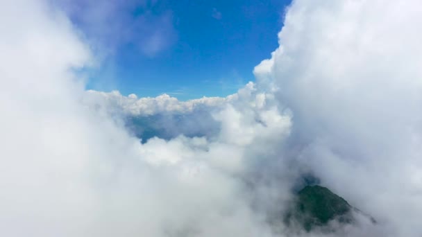 Voando Densas Nuvens Cúmulos Sobre Cordilheira Cáucaso — Vídeo de Stock