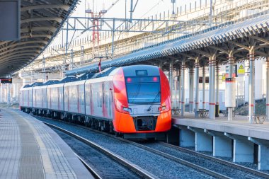 Banliyö hız treni yolcuları bekliyor. İstasyon, boş platform.