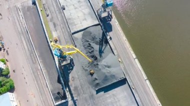 Kargo tanker gemisinde vinç dolu trenle kömür madenciliği yükleniyor. Havadan üst görünüm