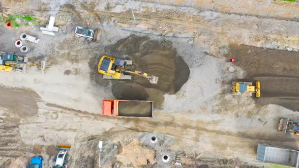 Construcción Una Calle Ciudad Colocación Comunicaciones Instalación Escotillas Alcantarillado Canalones — Vídeo de stock