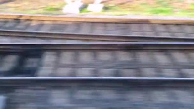 Yüksek hızlı bir trenin hareket halindeki rayların görüntüsü