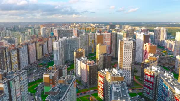 Vista Aérea Panorámica Ciudad Con Edificios Residenciales Varios Pisos Autopistas — Vídeos de Stock