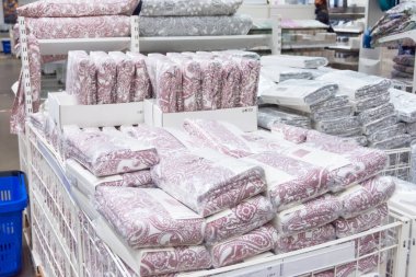 Yeni Renkli Yatak Setleri Satışta. - Rusya. Saint-Petersburg, 12 Kasım 2020. IKEA Mağazası