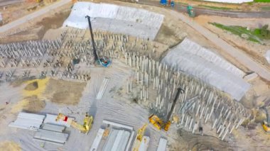 Zemine yığınlar yerleştirmek için ekipman, temel inşaatında direksiyon için ağır makineler çalışıyor. Yapısal hava görünümü yüksekliği