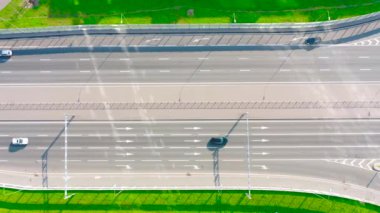 Şehir trafiği üzerinde sürüş yapan arabalar, hava manzarası