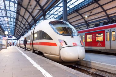 Deutsche Bahn yüksek hızlı treni Wiesbaden Hbf platformunda duruyor. Almanya, Wiesbaden. 15 Aralık 2019
