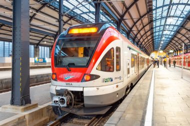 Deutsche Vias Suburban treni Wiesbaden Hbf platformunda duruyor. Almanya, Wiesbaden. 15 Aralık 2019