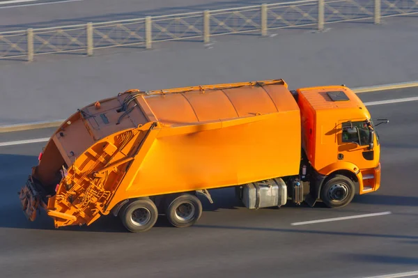 Recycling Truck Rijdt Weg Stad — Stockfoto