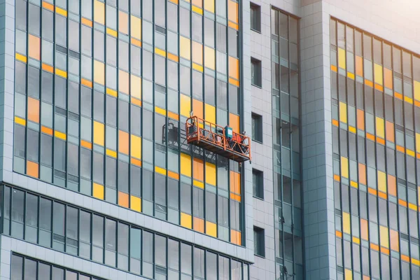 Equipo Construcción Una Cuna Suspendida Sobre Cables Está Trabajando Fachada — Foto de Stock