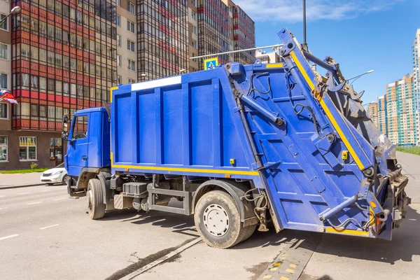 Blauwe Vuilniswagen Zet Huishoudelijk Afval Buiten Een Dichtbevolkte Woonwijk Van — Stockfoto