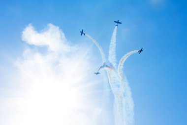 Uçaklar gökyüzünde bir çeşme şeklinde dağılır arkalarında bulut izi bırakır.