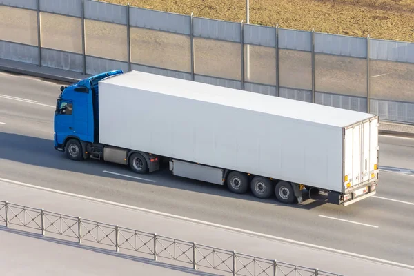 Witte Truck Met Grijze Voortent Aanhangwagen Rijdt Een Snelweg Zijdelingse — Stockfoto