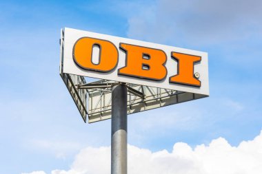 Obi logo inşaat süpermarketi. Rusya, Saint-Petersburg. 18 Mayıs 2020