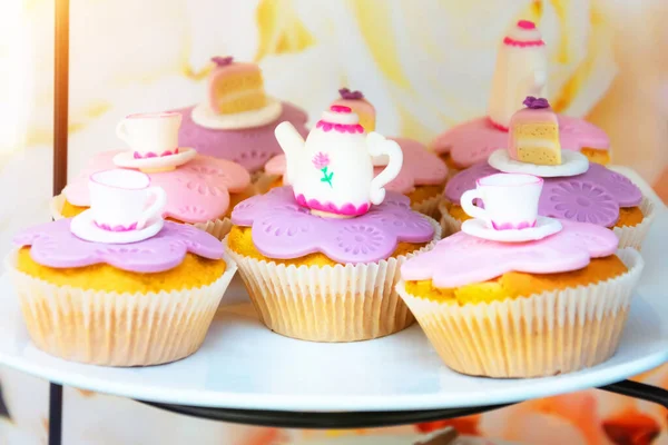 Bolos Cupcakes Com Cereja Forma Bule Xícaras Chá — Fotografia de Stock