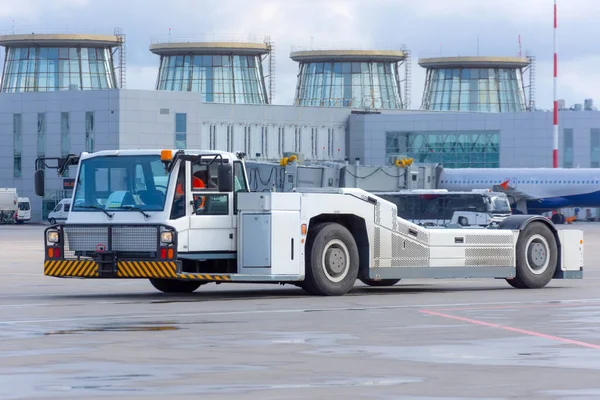 Tractor Remolque Del Aeródromo Está Conduciendo Largo Los Caminos Dirección — Foto de Stock