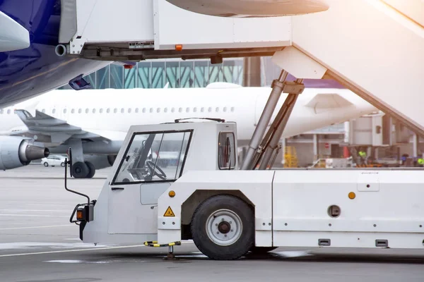 Vista Aviones Pasajeros Aeropuerto Con Una Rampa Estacionamiento — Foto de Stock