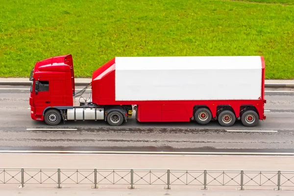 Vrachtwagen Met Een Moderne Container Aanhangwagen Rijdt Langs Snelweg Luchtfoto — Stockfoto