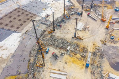 Zemine yığınlar yerleştirmek için ekipman, temel inşaatında direksiyon için ağır makineler çalışıyor. Yapısal hava görünümü yüksekliği