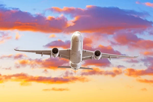 Avión Jet Pasajeros Despegan Pista Del Aeropuerto Con Hermosas Nubes — Foto de Stock