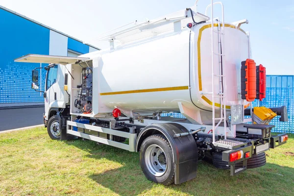 Tankwagen Geparkeerd Het Vliegveld — Stockfoto