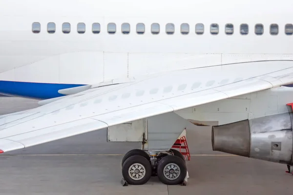 Κινητήρας Λευκή Άτρακτο Φινιστρίνια Επιβατικού Αεροπλάνου Αεριωθούμενων Στροβίλων Παραθύρων Πτερύγων — Φωτογραφία Αρχείου