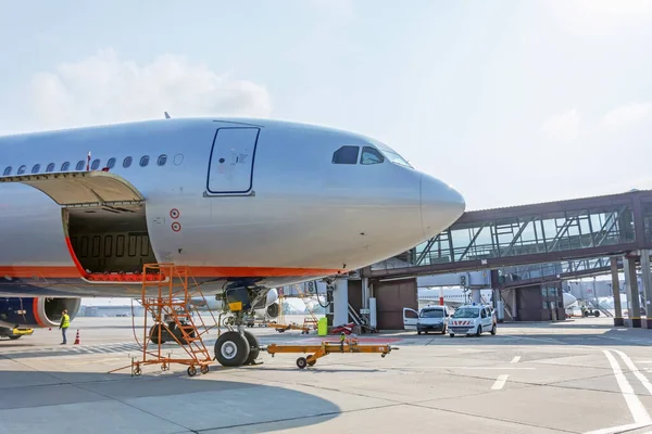 Servicio Prevuelo Mantenimiento Aeronaves Carga Equipaje Compartimento Equipaje Aeronave Aeropuerto — Foto de Stock