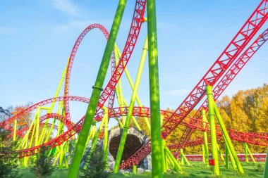 Lunaparkta dönüşleri, dönüşleri, mağaraları, döngüleri olan hız treni.