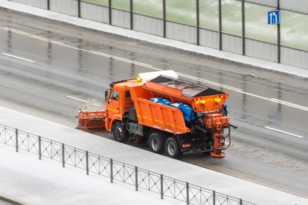 Arado Nieve Gritter Está Conduciendo Lado Una Carretera Cubierta Con — Foto de Stock