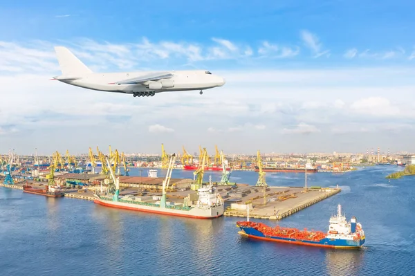 貨物港の向こうに巨大な貨物航空機着陸アプローチ — ストック写真