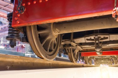 Aşağıdan gelen eski bir lokomotif lokomotifinin tekerlekleri. Teftiş çukurunun dibindeki motor gövdesinin görüntüsü