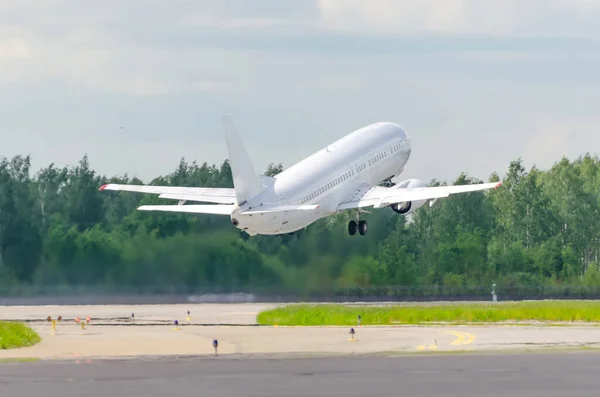 Två Jetmotordrivna Flygplan Ovanför Fältet — Stockfoto