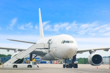 Büyük jet uçağı indi ve yolcu almaya hazır.