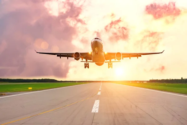 Самолёт Приземляется Аэропорту Утренней Спокойной Посадкой — стоковое фото