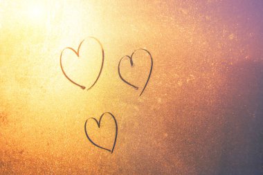 Donmuş camlara elle çizilmiş üç kalp. Aşk konsepti, Sevgililer Günü