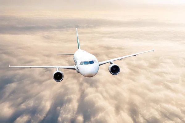 Passagiersvliegtuig Vliegt Bewolkte Wolken — Stockfoto