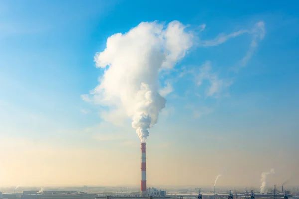 Fumo Dalla Pipa Chp Cielo Blu Giorno Inquinamento Atmosferico Emissioni — Foto Stock